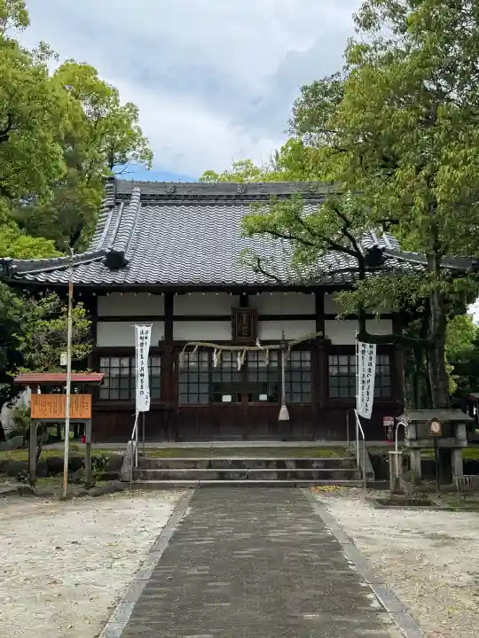 高牟神社(瀬古)の{uncategorized: "未分類", other: "その他", undefined: "問題あり", building: "その他建物", grave: "お墓", sacred_gate: "鳥居", guardian: "狛犬", statue: "像", buddha: "仏像", history: "歴史", nature: "自然", garden: "庭園", animal: "動物", pagoda: "塔", temizu: "手水舎", mountain_gate: "山門・神門", sanctuary: "本殿・本堂", subordinate: "末社・摂社", art: "芸術", scenery: "景色", jizo: "地蔵", ema: "絵馬", goshuin: "御朱印", omikuji: "おみくじ", items: "授与品その他", amulet: "お守り", goshuincho: "御朱印帳", eats: "食事", festival: "お祭り", votive_dance: "神楽", shichigosan: "七五三参", wedding: "結婚式", experience: "体験その他", initially: "初詣", around: "周辺", anti_infection: "感染症対策"}