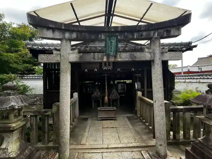 養源院の{uncategorized: "未分類", other: "その他", undefined: "問題あり", building: "その他建物", grave: "お墓", sacred_gate: "鳥居", guardian: "狛犬", statue: "像", buddha: "仏像", history: "歴史", nature: "自然", garden: "庭園", animal: "動物", pagoda: "塔", temizu: "手水舎", mountain_gate: "山門・神門", sanctuary: "本殿・本堂", subordinate: "末社・摂社", art: "芸術", scenery: "景色", jizo: "地蔵", ema: "絵馬", goshuin: "御朱印", omikuji: "おみくじ", items: "授与品その他", amulet: "お守り", goshuincho: "御朱印帳", eats: "食事", festival: "お祭り", votive_dance: "神楽", shichigosan: "七五三参", wedding: "結婚式", experience: "体験その他", initially: "初詣", around: "周辺", anti_infection: "感染症対策"}