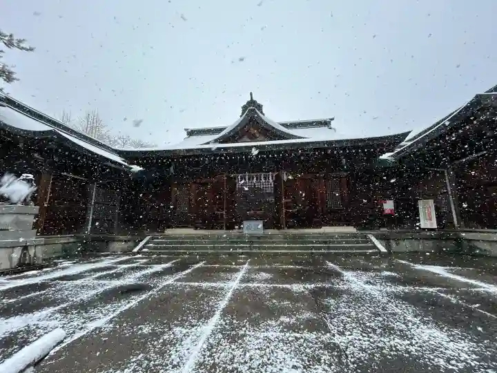濃飛護國神社の{uncategorized: "未分類", other: "その他", undefined: "問題あり", building: "その他建物", grave: "お墓", sacred_gate: "鳥居", guardian: "狛犬", statue: "像", buddha: "仏像", history: "歴史", nature: "自然", garden: "庭園", animal: "動物", pagoda: "塔", temizu: "手水舎", mountain_gate: "山門・神門", sanctuary: "本殿・本堂", subordinate: "末社・摂社", art: "芸術", scenery: "景色", jizo: "地蔵", ema: "絵馬", goshuin: "御朱印", omikuji: "おみくじ", items: "授与品その他", amulet: "お守り", goshuincho: "御朱印帳", eats: "食事", festival: "お祭り", votive_dance: "神楽", shichigosan: "七五三参", wedding: "結婚式", experience: "体験その他", initially: "初詣", around: "周辺", anti_infection: "感染症対策"}