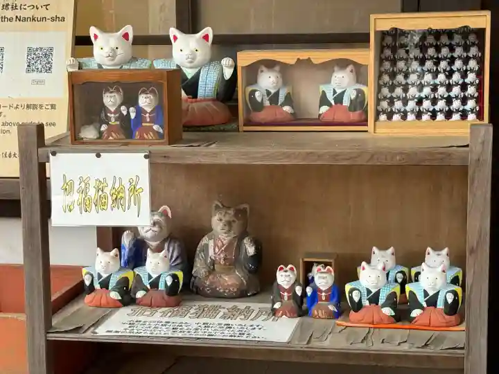 楠珺社(住吉大社末社)の{uncategorized: "未分類", other: "その他", undefined: "問題あり", building: "その他建物", grave: "お墓", sacred_gate: "鳥居", guardian: "狛犬", statue: "像", buddha: "仏像", history: "歴史", nature: "自然", garden: "庭園", animal: "動物", pagoda: "塔", temizu: "手水舎", mountain_gate: "山門・神門", sanctuary: "本殿・本堂", subordinate: "末社・摂社", art: "芸術", scenery: "景色", jizo: "地蔵", ema: "絵馬", goshuin: "御朱印", omikuji: "おみくじ", items: "授与品その他", amulet: "お守り", goshuincho: "御朱印帳", eats: "食事", festival: "お祭り", votive_dance: "神楽", shichigosan: "七五三参", wedding: "結婚式", experience: "体験その他", initially: "初詣", around: "周辺", anti_infection: "感染症対策"}