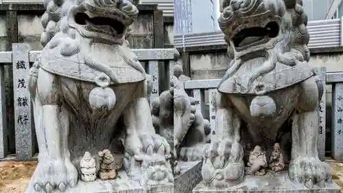 白山神社の像