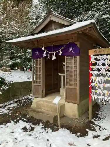 下野 星宮神社の{uncategorized: "未分類", other: "その他", undefined: "問題あり", building: "その他建物", grave: "お墓", sacred_gate: "鳥居", guardian: "狛犬", statue: "像", buddha: "仏像", history: "歴史", nature: "自然", garden: "庭園", animal: "動物", pagoda: "塔", temizu: "手水舎", mountain_gate: "山門・神門", sanctuary: "本殿・本堂", subordinate: "末社・摂社", art: "芸術", scenery: "景色", jizo: "地蔵", ema: "絵馬", goshuin: "御朱印", omikuji: "おみくじ", items: "授与品その他", amulet: "お守り", goshuincho: "御朱印帳", eats: "食事", festival: "お祭り", votive_dance: "神楽", shichigosan: "七五三参", wedding: "結婚式", experience: "体験その他", initially: "初詣", around: "周辺", anti_infection: "感染症対策"}