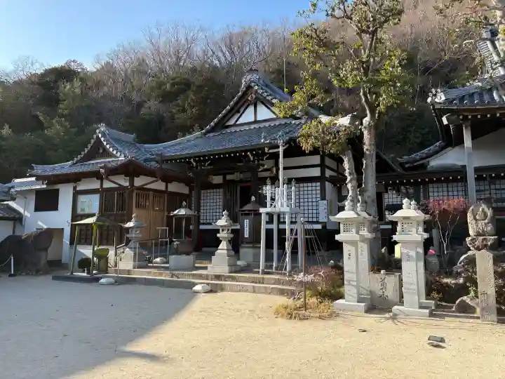 神咒寺の{uncategorized: "未分類", other: "その他", undefined: "問題あり", building: "その他建物", grave: "お墓", sacred_gate: "鳥居", guardian: "狛犬", statue: "像", buddha: "仏像", history: "歴史", nature: "自然", garden: "庭園", animal: "動物", pagoda: "塔", temizu: "手水舎", mountain_gate: "山門・神門", sanctuary: "本殿・本堂", subordinate: "末社・摂社", art: "芸術", scenery: "景色", jizo: "地蔵", ema: "絵馬", goshuin: "御朱印", omikuji: "おみくじ", items: "授与品その他", amulet: "お守り", goshuincho: "御朱印帳", eats: "食事", festival: "お祭り", votive_dance: "神楽", shichigosan: "七五三参", wedding: "結婚式", experience: "体験その他", initially: "初詣", around: "周辺", anti_infection: "感染症対策"}
