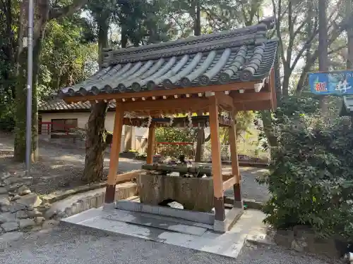 日根神社の{uncategorized: "未分類", other: "その他", undefined: "問題あり", building: "その他建物", grave: "お墓", sacred_gate: "鳥居", guardian: "狛犬", statue: "像", buddha: "仏像", history: "歴史", nature: "自然", garden: "庭園", animal: "動物", pagoda: "塔", temizu: "手水舎", mountain_gate: "山門・神門", sanctuary: "本殿・本堂", subordinate: "末社・摂社", art: "芸術", scenery: "景色", jizo: "地蔵", ema: "絵馬", goshuin: "御朱印", omikuji: "おみくじ", items: "授与品その他", amulet: "お守り", goshuincho: "御朱印帳", eats: "食事", festival: "お祭り", votive_dance: "神楽", shichigosan: "七五三参", wedding: "結婚式", experience: "体験その他", initially: "初詣", around: "周辺", anti_infection: "感染症対策"}