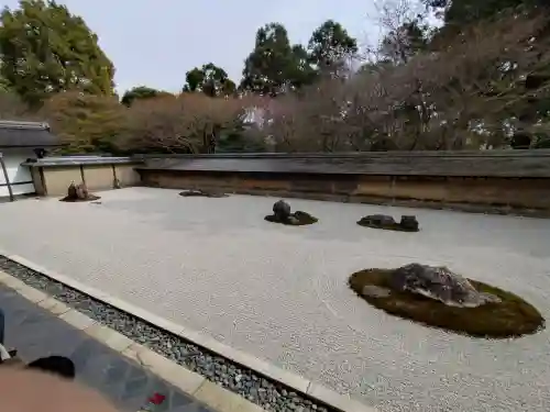 龍安寺の{uncategorized: "未分類", other: "その他", undefined: "問題あり", building: "その他建物", grave: "お墓", sacred_gate: "鳥居", guardian: "狛犬", statue: "像", buddha: "仏像", history: "歴史", nature: "自然", garden: "庭園", animal: "動物", pagoda: "塔", temizu: "手水舎", mountain_gate: "山門・神門", sanctuary: "本殿・本堂", subordinate: "末社・摂社", art: "芸術", scenery: "景色", jizo: "地蔵", ema: "絵馬", goshuin: "御朱印", omikuji: "おみくじ", items: "授与品その他", amulet: "お守り", goshuincho: "御朱印帳", eats: "食事", festival: "お祭り", votive_dance: "神楽", shichigosan: "七五三参", wedding: "結婚式", experience: "体験その他", initially: "初詣", around: "周辺", anti_infection: "感染症対策"}