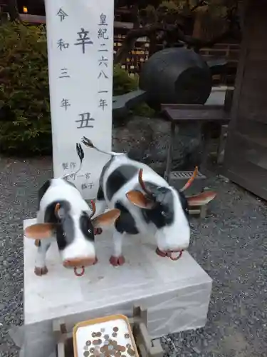 小國神社の像