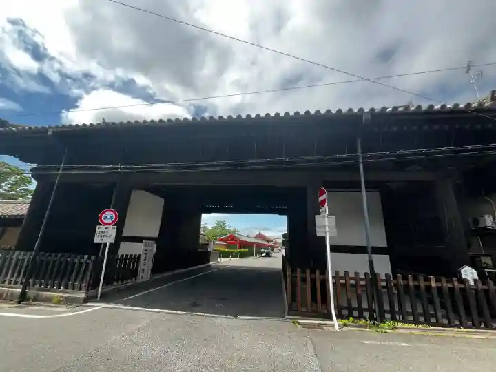 蓮華王院(三十三間堂)の{uncategorized: "未分類", other: "その他", undefined: "問題あり", building: "その他建物", grave: "お墓", sacred_gate: "鳥居", guardian: "狛犬", statue: "像", buddha: "仏像", history: "歴史", nature: "自然", garden: "庭園", animal: "動物", pagoda: "塔", temizu: "手水舎", mountain_gate: "山門・神門", sanctuary: "本殿・本堂", subordinate: "末社・摂社", art: "芸術", scenery: "景色", jizo: "地蔵", ema: "絵馬", goshuin: "御朱印", omikuji: "おみくじ", items: "授与品その他", amulet: "お守り", goshuincho: "御朱印帳", eats: "食事", festival: "お祭り", votive_dance: "神楽", shichigosan: "七五三参", wedding: "結婚式", experience: "体験その他", initially: "初詣", around: "周辺", anti_infection: "感染症対策"}