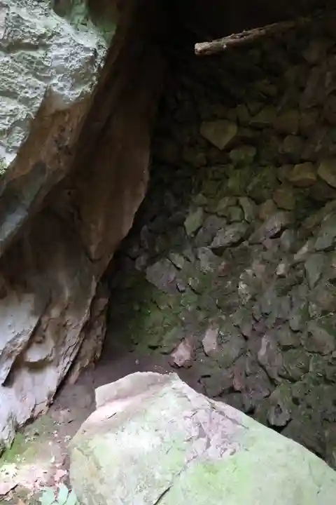 岩殿観音窟石龕(埼玉県)