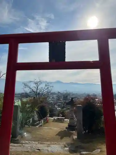 差出磯大嶽山神社 仕事と健康と厄よけの神さまの鳥居