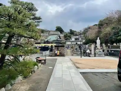 勧行寺の{uncategorized: "未分類", other: "その他", undefined: "問題あり", building: "その他建物", grave: "お墓", sacred_gate: "鳥居", guardian: "狛犬", statue: "像", buddha: "仏像", history: "歴史", nature: "自然", garden: "庭園", animal: "動物", pagoda: "塔", temizu: "手水舎", mountain_gate: "山門・神門", sanctuary: "本殿・本堂", subordinate: "末社・摂社", art: "芸術", scenery: "景色", jizo: "地蔵", ema: "絵馬", goshuin: "御朱印", omikuji: "おみくじ", items: "授与品その他", amulet: "お守り", goshuincho: "御朱印帳", eats: "食事", festival: "お祭り", votive_dance: "神楽", shichigosan: "七五三参", wedding: "結婚式", experience: "体験その他", initially: "初詣", around: "周辺", anti_infection: "感染症対策"}