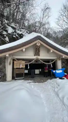 戸隠神社奥社の{uncategorized: "未分類", other: "その他", undefined: "問題あり", building: "その他建物", grave: "お墓", sacred_gate: "鳥居", guardian: "狛犬", statue: "像", buddha: "仏像", history: "歴史", nature: "自然", garden: "庭園", animal: "動物", pagoda: "塔", temizu: "手水舎", mountain_gate: "山門・神門", sanctuary: "本殿・本堂", subordinate: "末社・摂社", art: "芸術", scenery: "景色", jizo: "地蔵", ema: "絵馬", goshuin: "御朱印", omikuji: "おみくじ", items: "授与品その他", amulet: "お守り", goshuincho: "御朱印帳", eats: "食事", festival: "お祭り", votive_dance: "神楽", shichigosan: "七五三参", wedding: "結婚式", experience: "体験その他", initially: "初詣", around: "周辺", anti_infection: "感染症対策"}