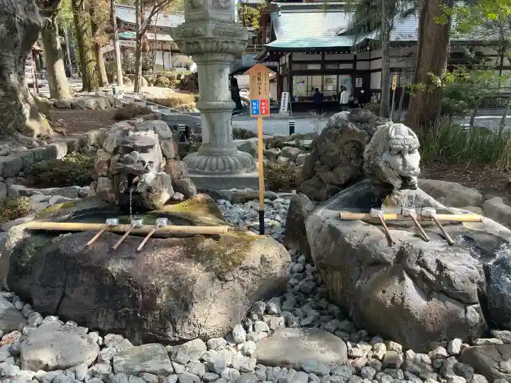 諏訪大社下社秋宮の{uncategorized: "未分類", other: "その他", undefined: "問題あり", building: "その他建物", grave: "お墓", sacred_gate: "鳥居", guardian: "狛犬", statue: "像", buddha: "仏像", history: "歴史", nature: "自然", garden: "庭園", animal: "動物", pagoda: "塔", temizu: "手水舎", mountain_gate: "山門・神門", sanctuary: "本殿・本堂", subordinate: "末社・摂社", art: "芸術", scenery: "景色", jizo: "地蔵", ema: "絵馬", goshuin: "御朱印", omikuji: "おみくじ", items: "授与品その他", amulet: "お守り", goshuincho: "御朱印帳", eats: "食事", festival: "お祭り", votive_dance: "神楽", shichigosan: "七五三参", wedding: "結婚式", experience: "体験その他", initially: "初詣", around: "周辺", anti_infection: "感染症対策"}