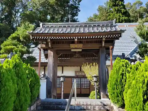 観世寺の山門