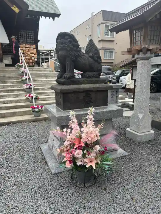 札幌諏訪神社の{uncategorized: "未分類", other: "その他", undefined: "問題あり", building: "その他建物", grave: "お墓", sacred_gate: "鳥居", guardian: "狛犬", statue: "像", buddha: "仏像", history: "歴史", nature: "自然", garden: "庭園", animal: "動物", pagoda: "塔", temizu: "手水舎", mountain_gate: "山門・神門", sanctuary: "本殿・本堂", subordinate: "末社・摂社", art: "芸術", scenery: "景色", jizo: "地蔵", ema: "絵馬", goshuin: "御朱印", omikuji: "おみくじ", items: "授与品その他", amulet: "お守り", goshuincho: "御朱印帳", eats: "食事", festival: "お祭り", votive_dance: "神楽", shichigosan: "七五三参", wedding: "結婚式", experience: "体験その他", initially: "初詣", around: "周辺", anti_infection: "感染症対策"}