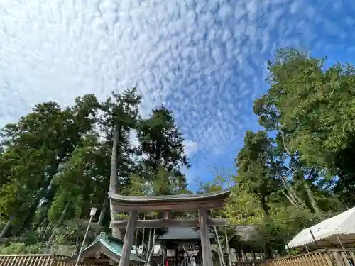 熊野大社の{uncategorized: "未分類", other: "その他", undefined: "問題あり", building: "その他建物", grave: "お墓", sacred_gate: "鳥居", guardian: "狛犬", statue: "像", buddha: "仏像", history: "歴史", nature: "自然", garden: "庭園", animal: "動物", pagoda: "塔", temizu: "手水舎", mountain_gate: "山門・神門", sanctuary: "本殿・本堂", subordinate: "末社・摂社", art: "芸術", scenery: "景色", jizo: "地蔵", ema: "絵馬", goshuin: "御朱印", omikuji: "おみくじ", items: "授与品その他", amulet: "お守り", goshuincho: "御朱印帳", eats: "食事", festival: "お祭り", votive_dance: "神楽", shichigosan: "七五三参", wedding: "結婚式", experience: "体験その他", initially: "初詣", around: "周辺", anti_infection: "感染症対策"}