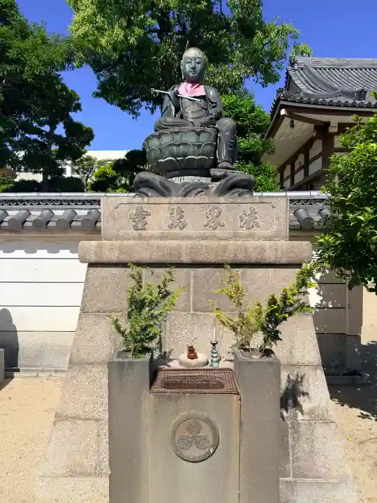 真光寺の{uncategorized: "未分類", other: "その他", undefined: "問題あり", building: "その他建物", grave: "お墓", sacred_gate: "鳥居", guardian: "狛犬", statue: "像", buddha: "仏像", history: "歴史", nature: "自然", garden: "庭園", animal: "動物", pagoda: "塔", temizu: "手水舎", mountain_gate: "山門・神門", sanctuary: "本殿・本堂", subordinate: "末社・摂社", art: "芸術", scenery: "景色", jizo: "地蔵", ema: "絵馬", goshuin: "御朱印", omikuji: "おみくじ", items: "授与品その他", amulet: "お守り", goshuincho: "御朱印帳", eats: "食事", festival: "お祭り", votive_dance: "神楽", shichigosan: "七五三参", wedding: "結婚式", experience: "体験その他", initially: "初詣", around: "周辺", anti_infection: "感染症対策"}