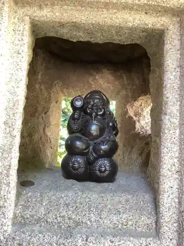 三輪神社の像