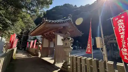 大本山七宝瀧寺の{uncategorized: "未分類", other: "その他", undefined: "問題あり", building: "その他建物", grave: "お墓", sacred_gate: "鳥居", guardian: "狛犬", statue: "像", buddha: "仏像", history: "歴史", nature: "自然", garden: "庭園", animal: "動物", pagoda: "塔", temizu: "手水舎", mountain_gate: "山門・神門", sanctuary: "本殿・本堂", subordinate: "末社・摂社", art: "芸術", scenery: "景色", jizo: "地蔵", ema: "絵馬", goshuin: "御朱印", omikuji: "おみくじ", items: "授与品その他", amulet: "お守り", goshuincho: "御朱印帳", eats: "食事", festival: "お祭り", votive_dance: "神楽", shichigosan: "七五三参", wedding: "結婚式", experience: "体験その他", initially: "初詣", around: "周辺", anti_infection: "感染症対策"}