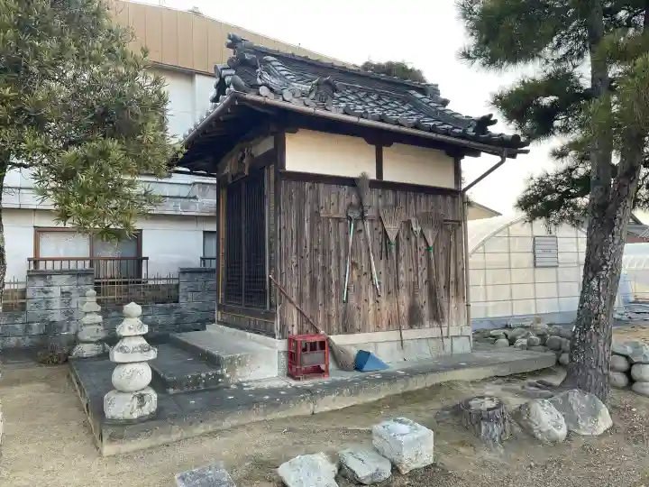 大日堂の{uncategorized: "未分類", other: "その他", undefined: "問題あり", building: "その他建物", grave: "お墓", sacred_gate: "鳥居", guardian: "狛犬", statue: "像", buddha: "仏像", history: "歴史", nature: "自然", garden: "庭園", animal: "動物", pagoda: "塔", temizu: "手水舎", mountain_gate: "山門・神門", sanctuary: "本殿・本堂", subordinate: "末社・摂社", art: "芸術", scenery: "景色", jizo: "地蔵", ema: "絵馬", goshuin: "御朱印", omikuji: "おみくじ", items: "授与品その他", amulet: "お守り", goshuincho: "御朱印帳", eats: "食事", festival: "お祭り", votive_dance: "神楽", shichigosan: "七五三参", wedding: "結婚式", experience: "体験その他", initially: "初詣", around: "周辺", anti_infection: "感染症対策"}