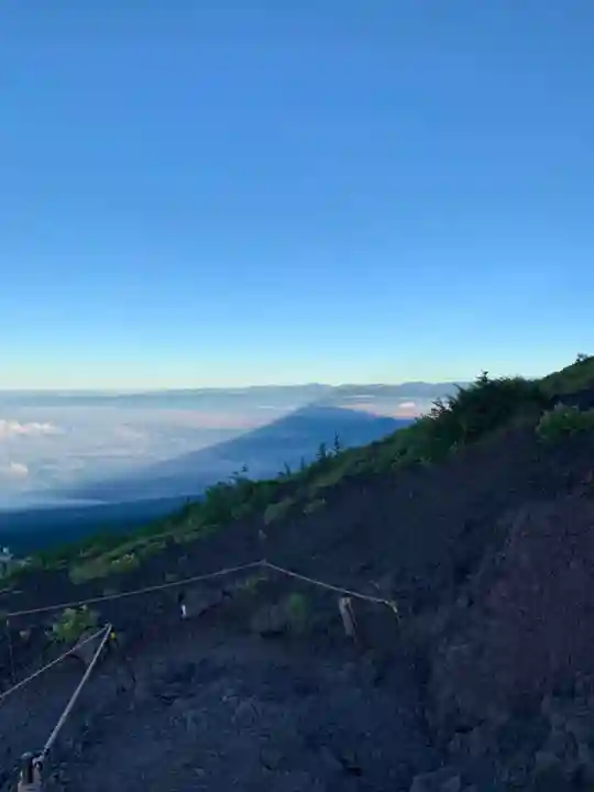 富士山頂上浅間大社奥宮の景色