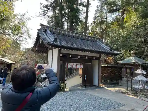 目の霊山　油山寺の山門