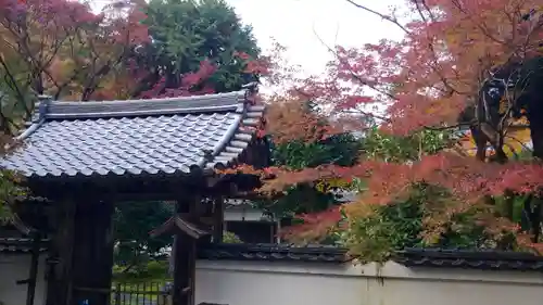 吟松寺の山門