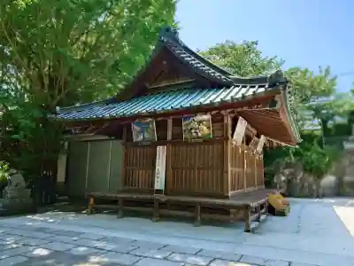 海南神社の{uncategorized: "未分類", other: "その他", undefined: "問題あり", building: "その他建物", grave: "お墓", sacred_gate: "鳥居", guardian: "狛犬", statue: "像", buddha: "仏像", history: "歴史", nature: "自然", garden: "庭園", animal: "動物", pagoda: "塔", temizu: "手水舎", mountain_gate: "山門・神門", sanctuary: "本殿・本堂", subordinate: "末社・摂社", art: "芸術", scenery: "景色", jizo: "地蔵", ema: "絵馬", goshuin: "御朱印", omikuji: "おみくじ", items: "授与品その他", amulet: "お守り", goshuincho: "御朱印帳", eats: "食事", festival: "お祭り", votive_dance: "神楽", shichigosan: "七五三参", wedding: "結婚式", experience: "体験その他", initially: "初詣", around: "周辺", anti_infection: "感染症対策"}