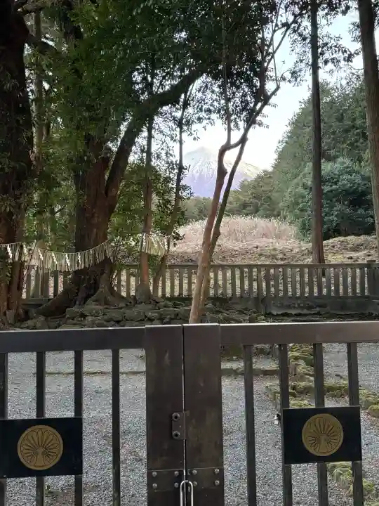 山宮浅間神社の{uncategorized: "未分類", other: "その他", undefined: "問題あり", building: "その他建物", grave: "お墓", sacred_gate: "鳥居", guardian: "狛犬", statue: "像", buddha: "仏像", history: "歴史", nature: "自然", garden: "庭園", animal: "動物", pagoda: "塔", temizu: "手水舎", mountain_gate: "山門・神門", sanctuary: "本殿・本堂", subordinate: "末社・摂社", art: "芸術", scenery: "景色", jizo: "地蔵", ema: "絵馬", goshuin: "御朱印", omikuji: "おみくじ", items: "授与品その他", amulet: "お守り", goshuincho: "御朱印帳", eats: "食事", festival: "お祭り", votive_dance: "神楽", shichigosan: "七五三参", wedding: "結婚式", experience: "体験その他", initially: "初詣", around: "周辺", anti_infection: "感染症対策"}