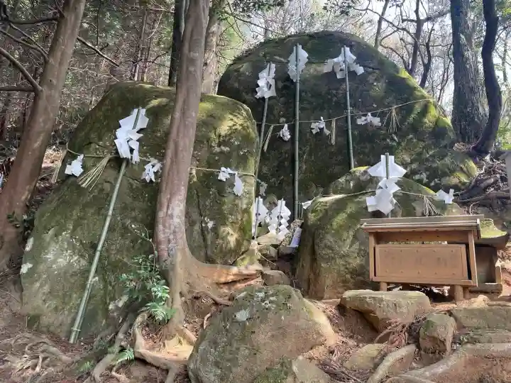 須我神社奥宮の{uncategorized: "未分類", other: "その他", undefined: "問題あり", building: "その他建物", grave: "お墓", sacred_gate: "鳥居", guardian: "狛犬", statue: "像", buddha: "仏像", history: "歴史", nature: "自然", garden: "庭園", animal: "動物", pagoda: "塔", temizu: "手水舎", mountain_gate: "山門・神門", sanctuary: "本殿・本堂", subordinate: "末社・摂社", art: "芸術", scenery: "景色", jizo: "地蔵", ema: "絵馬", goshuin: "御朱印", omikuji: "おみくじ", items: "授与品その他", amulet: "お守り", goshuincho: "御朱印帳", eats: "食事", festival: "お祭り", votive_dance: "神楽", shichigosan: "七五三参", wedding: "結婚式", experience: "体験その他", initially: "初詣", around: "周辺", anti_infection: "感染症対策"}