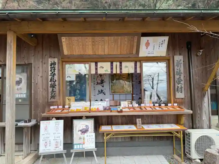金崎宮の{uncategorized: "未分類", other: "その他", undefined: "問題あり", building: "その他建物", grave: "お墓", sacred_gate: "鳥居", guardian: "狛犬", statue: "像", buddha: "仏像", history: "歴史", nature: "自然", garden: "庭園", animal: "動物", pagoda: "塔", temizu: "手水舎", mountain_gate: "山門・神門", sanctuary: "本殿・本堂", subordinate: "末社・摂社", art: "芸術", scenery: "景色", jizo: "地蔵", ema: "絵馬", goshuin: "御朱印", omikuji: "おみくじ", items: "授与品その他", amulet: "お守り", goshuincho: "御朱印帳", eats: "食事", festival: "お祭り", votive_dance: "神楽", shichigosan: "七五三参", wedding: "結婚式", experience: "体験その他", initially: "初詣", around: "周辺", anti_infection: "感染症対策"}