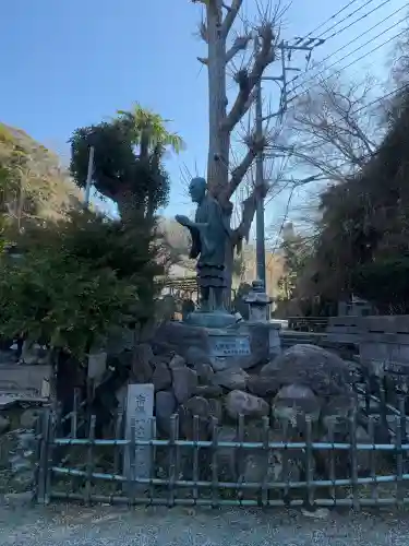 光触寺の{uncategorized: "未分類", other: "その他", undefined: "問題あり", building: "その他建物", grave: "お墓", sacred_gate: "鳥居", guardian: "狛犬", statue: "像", buddha: "仏像", history: "歴史", nature: "自然", garden: "庭園", animal: "動物", pagoda: "塔", temizu: "手水舎", mountain_gate: "山門・神門", sanctuary: "本殿・本堂", subordinate: "末社・摂社", art: "芸術", scenery: "景色", jizo: "地蔵", ema: "絵馬", goshuin: "御朱印", omikuji: "おみくじ", items: "授与品その他", amulet: "お守り", goshuincho: "御朱印帳", eats: "食事", festival: "お祭り", votive_dance: "神楽", shichigosan: "七五三参", wedding: "結婚式", experience: "体験その他", initially: "初詣", around: "周辺", anti_infection: "感染症対策"}