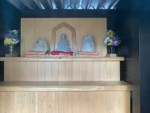 地蔵堂 (鎌掛)の{uncategorized: "未分類", other: "その他", undefined: "問題あり", building: "その他建物", grave: "お墓", sacred_gate: "鳥居", guardian: "狛犬", statue: "像", buddha: "仏像", history: "歴史", nature: "自然", garden: "庭園", animal: "動物", pagoda: "塔", temizu: "手水舎", mountain_gate: "山門・神門", sanctuary: "本殿・本堂", subordinate: "末社・摂社", art: "芸術", scenery: "景色", jizo: "地蔵", ema: "絵馬", goshuin: "御朱印", omikuji: "おみくじ", items: "授与品その他", amulet: "お守り", goshuincho: "御朱印帳", eats: "食事", festival: "お祭り", votive_dance: "神楽", shichigosan: "七五三参", wedding: "結婚式", experience: "体験その他", initially: "初詣", around: "周辺", anti_infection: "感染症対策"}