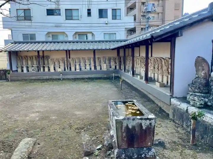 蓮光寺の{uncategorized: "未分類", other: "その他", undefined: "問題あり", building: "その他建物", grave: "お墓", sacred_gate: "鳥居", guardian: "狛犬", statue: "像", buddha: "仏像", history: "歴史", nature: "自然", garden: "庭園", animal: "動物", pagoda: "塔", temizu: "手水舎", mountain_gate: "山門・神門", sanctuary: "本殿・本堂", subordinate: "末社・摂社", art: "芸術", scenery: "景色", jizo: "地蔵", ema: "絵馬", goshuin: "御朱印", omikuji: "おみくじ", items: "授与品その他", amulet: "お守り", goshuincho: "御朱印帳", eats: "食事", festival: "お祭り", votive_dance: "神楽", shichigosan: "七五三参", wedding: "結婚式", experience: "体験その他", initially: "初詣", around: "周辺", anti_infection: "感染症対策"}