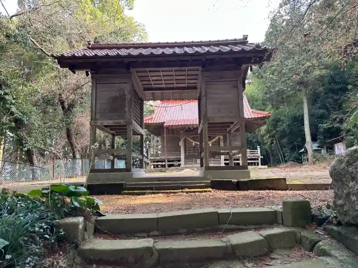 能義神社の{uncategorized: "未分類", other: "その他", undefined: "問題あり", building: "その他建物", grave: "お墓", sacred_gate: "鳥居", guardian: "狛犬", statue: "像", buddha: "仏像", history: "歴史", nature: "自然", garden: "庭園", animal: "動物", pagoda: "塔", temizu: "手水舎", mountain_gate: "山門・神門", sanctuary: "本殿・本堂", subordinate: "末社・摂社", art: "芸術", scenery: "景色", jizo: "地蔵", ema: "絵馬", goshuin: "御朱印", omikuji: "おみくじ", items: "授与品その他", amulet: "お守り", goshuincho: "御朱印帳", eats: "食事", festival: "お祭り", votive_dance: "神楽", shichigosan: "七五三参", wedding: "結婚式", experience: "体験その他", initially: "初詣", around: "周辺", anti_infection: "感染症対策"}