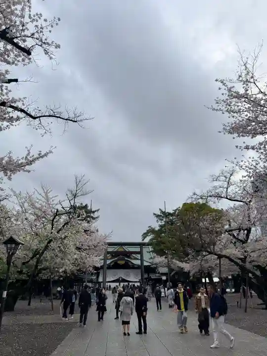 靖國神社の{uncategorized: "未分類", other: "その他", undefined: "問題あり", building: "その他建物", grave: "お墓", sacred_gate: "鳥居", guardian: "狛犬", statue: "像", buddha: "仏像", history: "歴史", nature: "自然", garden: "庭園", animal: "動物", pagoda: "塔", temizu: "手水舎", mountain_gate: "山門・神門", sanctuary: "本殿・本堂", subordinate: "末社・摂社", art: "芸術", scenery: "景色", jizo: "地蔵", ema: "絵馬", goshuin: "御朱印", omikuji: "おみくじ", items: "授与品その他", amulet: "お守り", goshuincho: "御朱印帳", eats: "食事", festival: "お祭り", votive_dance: "神楽", shichigosan: "七五三参", wedding: "結婚式", experience: "体験その他", initially: "初詣", around: "周辺", anti_infection: "感染症対策"}