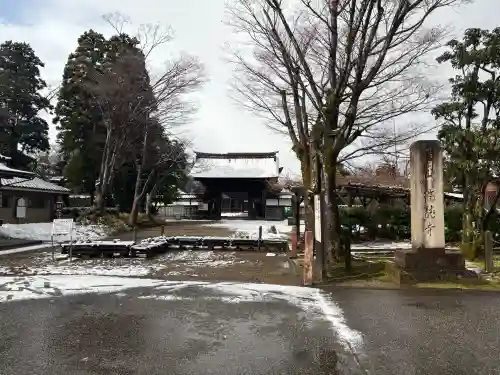 瑞龍寺の{uncategorized: "未分類", other: "その他", undefined: "問題あり", building: "その他建物", grave: "お墓", sacred_gate: "鳥居", guardian: "狛犬", statue: "像", buddha: "仏像", history: "歴史", nature: "自然", garden: "庭園", animal: "動物", pagoda: "塔", temizu: "手水舎", mountain_gate: "山門・神門", sanctuary: "本殿・本堂", subordinate: "末社・摂社", art: "芸術", scenery: "景色", jizo: "地蔵", ema: "絵馬", goshuin: "御朱印", omikuji: "おみくじ", items: "授与品その他", amulet: "お守り", goshuincho: "御朱印帳", eats: "食事", festival: "お祭り", votive_dance: "神楽", shichigosan: "七五三参", wedding: "結婚式", experience: "体験その他", initially: "初詣", around: "周辺", anti_infection: "感染症対策"}