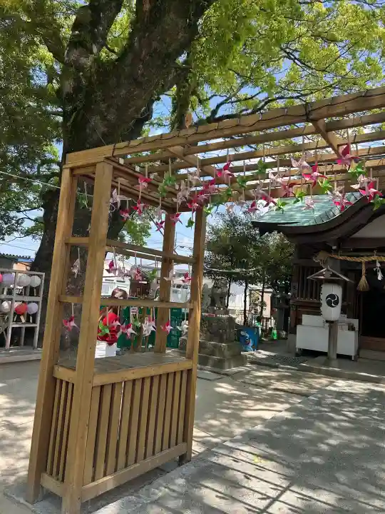 現人神社の{uncategorized: "未分類", other: "その他", undefined: "問題あり", building: "その他建物", grave: "お墓", sacred_gate: "鳥居", guardian: "狛犬", statue: "像", buddha: "仏像", history: "歴史", nature: "自然", garden: "庭園", animal: "動物", pagoda: "塔", temizu: "手水舎", mountain_gate: "山門・神門", sanctuary: "本殿・本堂", subordinate: "末社・摂社", art: "芸術", scenery: "景色", jizo: "地蔵", ema: "絵馬", goshuin: "御朱印", omikuji: "おみくじ", items: "授与品その他", amulet: "お守り", goshuincho: "御朱印帳", eats: "食事", festival: "お祭り", votive_dance: "神楽", shichigosan: "七五三参", wedding: "結婚式", experience: "体験その他", initially: "初詣", around: "周辺", anti_infection: "感染症対策"}