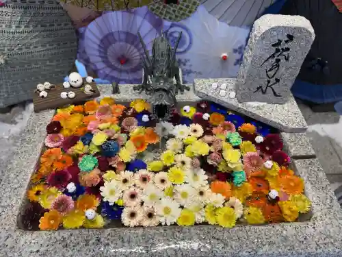 札幌諏訪神社の{uncategorized: "未分類", other: "その他", undefined: "問題あり", building: "その他建物", grave: "お墓", sacred_gate: "鳥居", guardian: "狛犬", statue: "像", buddha: "仏像", history: "歴史", nature: "自然", garden: "庭園", animal: "動物", pagoda: "塔", temizu: "手水舎", mountain_gate: "山門・神門", sanctuary: "本殿・本堂", subordinate: "末社・摂社", art: "芸術", scenery: "景色", jizo: "地蔵", ema: "絵馬", goshuin: "御朱印", omikuji: "おみくじ", items: "授与品その他", amulet: "お守り", goshuincho: "御朱印帳", eats: "食事", festival: "お祭り", votive_dance: "神楽", shichigosan: "七五三参", wedding: "結婚式", experience: "体験その他", initially: "初詣", around: "周辺", anti_infection: "感染症対策"}