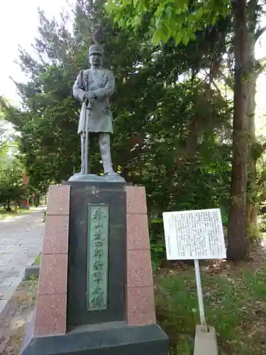 永山神社の像