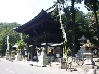 日牟禮八幡宮の山門・神門