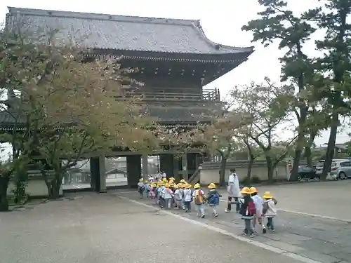 光明寺の山門