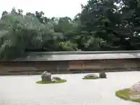 龍安寺の{uncategorized: "未分類", other: "その他", undefined: "問題あり", building: "その他建物", grave: "お墓", sacred_gate: "鳥居", guardian: "狛犬", statue: "像", buddha: "仏像", history: "歴史", nature: "自然", garden: "庭園", animal: "動物", pagoda: "塔", temizu: "手水舎", mountain_gate: "山門・神門", sanctuary: "本殿・本堂", subordinate: "末社・摂社", art: "芸術", scenery: "景色", jizo: "地蔵", ema: "絵馬", goshuin: "御朱印", omikuji: "おみくじ", items: "授与品その他", amulet: "お守り", goshuincho: "御朱印帳", eats: "食事", festival: "お祭り", votive_dance: "神楽", shichigosan: "七五三参", wedding: "結婚式", experience: "体験その他", initially: "初詣", around: "周辺", anti_infection: "感染症対策"}