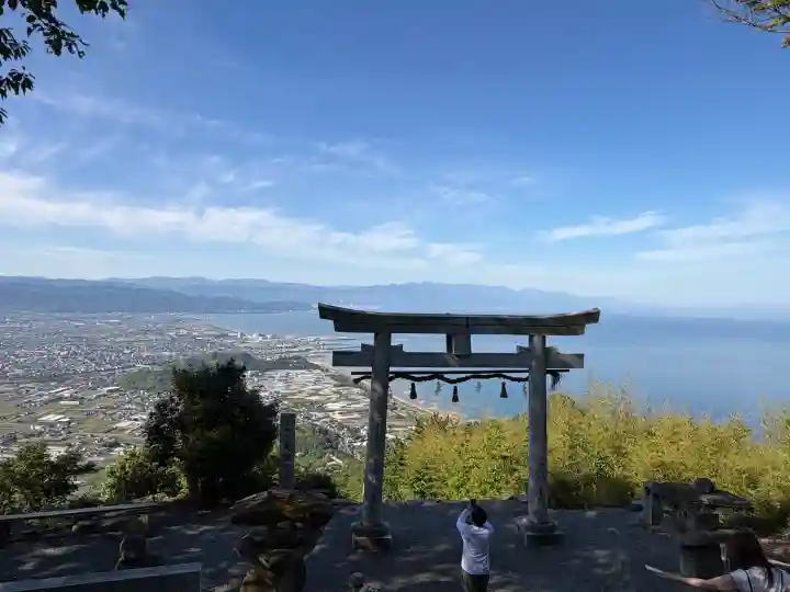 高屋神社の{uncategorized: "未分類", other: "その他", undefined: "問題あり", building: "その他建物", grave: "お墓", sacred_gate: "鳥居", guardian: "狛犬", statue: "像", buddha: "仏像", history: "歴史", nature: "自然", garden: "庭園", animal: "動物", pagoda: "塔", temizu: "手水舎", mountain_gate: "山門・神門", sanctuary: "本殿・本堂", subordinate: "末社・摂社", art: "芸術", scenery: "景色", jizo: "地蔵", ema: "絵馬", goshuin: "御朱印", omikuji: "おみくじ", items: "授与品その他", amulet: "お守り", goshuincho: "御朱印帳", eats: "食事", festival: "お祭り", votive_dance: "神楽", shichigosan: "七五三参", wedding: "結婚式", experience: "体験その他", initially: "初詣", around: "周辺", anti_infection: "感染症対策"}