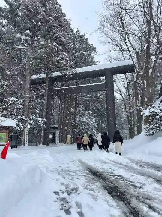 北海道神宮の{uncategorized: "未分類", other: "その他", undefined: "問題あり", building: "その他建物", grave: "お墓", sacred_gate: "鳥居", guardian: "狛犬", statue: "像", buddha: "仏像", history: "歴史", nature: "自然", garden: "庭園", animal: "動物", pagoda: "塔", temizu: "手水舎", mountain_gate: "山門・神門", sanctuary: "本殿・本堂", subordinate: "末社・摂社", art: "芸術", scenery: "景色", jizo: "地蔵", ema: "絵馬", goshuin: "御朱印", omikuji: "おみくじ", items: "授与品その他", amulet: "お守り", goshuincho: "御朱印帳", eats: "食事", festival: "お祭り", votive_dance: "神楽", shichigosan: "七五三参", wedding: "結婚式", experience: "体験その他", initially: "初詣", around: "周辺", anti_infection: "感染症対策"}