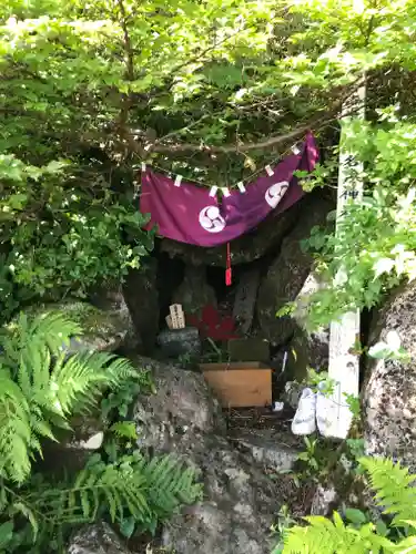 月山神社本宮の末社