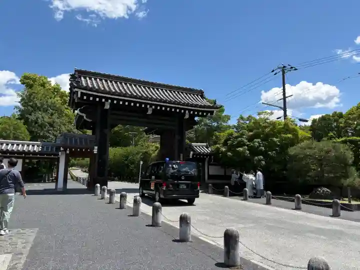 知恩院の{uncategorized: "未分類", other: "その他", undefined: "問題あり", building: "その他建物", grave: "お墓", sacred_gate: "鳥居", guardian: "狛犬", statue: "像", buddha: "仏像", history: "歴史", nature: "自然", garden: "庭園", animal: "動物", pagoda: "塔", temizu: "手水舎", mountain_gate: "山門・神門", sanctuary: "本殿・本堂", subordinate: "末社・摂社", art: "芸術", scenery: "景色", jizo: "地蔵", ema: "絵馬", goshuin: "御朱印", omikuji: "おみくじ", items: "授与品その他", amulet: "お守り", goshuincho: "御朱印帳", eats: "食事", festival: "お祭り", votive_dance: "神楽", shichigosan: "七五三参", wedding: "結婚式", experience: "体験その他", initially: "初詣", around: "周辺", anti_infection: "感染症対策"}