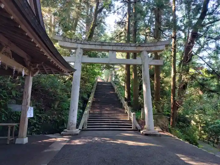 白山比咩神社の{uncategorized: "未分類", other: "その他", undefined: "問題あり", building: "その他建物", grave: "お墓", sacred_gate: "鳥居", guardian: "狛犬", statue: "像", buddha: "仏像", history: "歴史", nature: "自然", garden: "庭園", animal: "動物", pagoda: "塔", temizu: "手水舎", mountain_gate: "山門・神門", sanctuary: "本殿・本堂", subordinate: "末社・摂社", art: "芸術", scenery: "景色", jizo: "地蔵", ema: "絵馬", goshuin: "御朱印", omikuji: "おみくじ", items: "授与品その他", amulet: "お守り", goshuincho: "御朱印帳", eats: "食事", festival: "お祭り", votive_dance: "神楽", shichigosan: "七五三参", wedding: "結婚式", experience: "体験その他", initially: "初詣", around: "周辺", anti_infection: "感染症対策"}