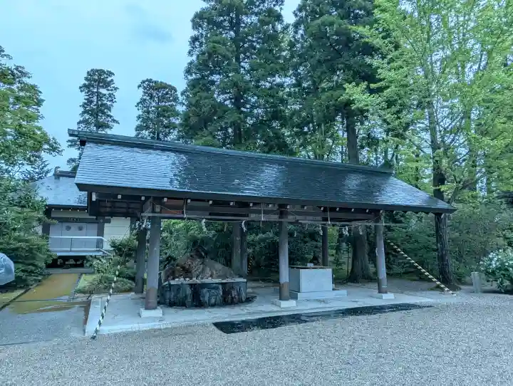 越中一宮 髙瀬神社の{uncategorized: "未分類", other: "その他", undefined: "問題あり", building: "その他建物", grave: "お墓", sacred_gate: "鳥居", guardian: "狛犬", statue: "像", buddha: "仏像", history: "歴史", nature: "自然", garden: "庭園", animal: "動物", pagoda: "塔", temizu: "手水舎", mountain_gate: "山門・神門", sanctuary: "本殿・本堂", subordinate: "末社・摂社", art: "芸術", scenery: "景色", jizo: "地蔵", ema: "絵馬", goshuin: "御朱印", omikuji: "おみくじ", items: "授与品その他", amulet: "お守り", goshuincho: "御朱印帳", eats: "食事", festival: "お祭り", votive_dance: "神楽", shichigosan: "七五三参", wedding: "結婚式", experience: "体験その他", initially: "初詣", around: "周辺", anti_infection: "感染症対策"}
