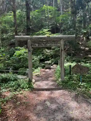 塩原八幡宮の{uncategorized: "未分類", other: "その他", undefined: "問題あり", building: "その他建物", grave: "お墓", sacred_gate: "鳥居", guardian: "狛犬", statue: "像", buddha: "仏像", history: "歴史", nature: "自然", garden: "庭園", animal: "動物", pagoda: "塔", temizu: "手水舎", mountain_gate: "山門・神門", sanctuary: "本殿・本堂", subordinate: "末社・摂社", art: "芸術", scenery: "景色", jizo: "地蔵", ema: "絵馬", goshuin: "御朱印", omikuji: "おみくじ", items: "授与品その他", amulet: "お守り", goshuincho: "御朱印帳", eats: "食事", festival: "お祭り", votive_dance: "神楽", shichigosan: "七五三参", wedding: "結婚式", experience: "体験その他", initially: "初詣", around: "周辺", anti_infection: "感染症対策"}