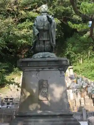誕生寺の像